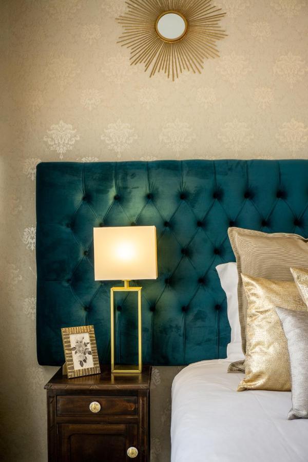 Gaze Out At The City In A Retro-Chic Getaway Lisbon Luaran gambar