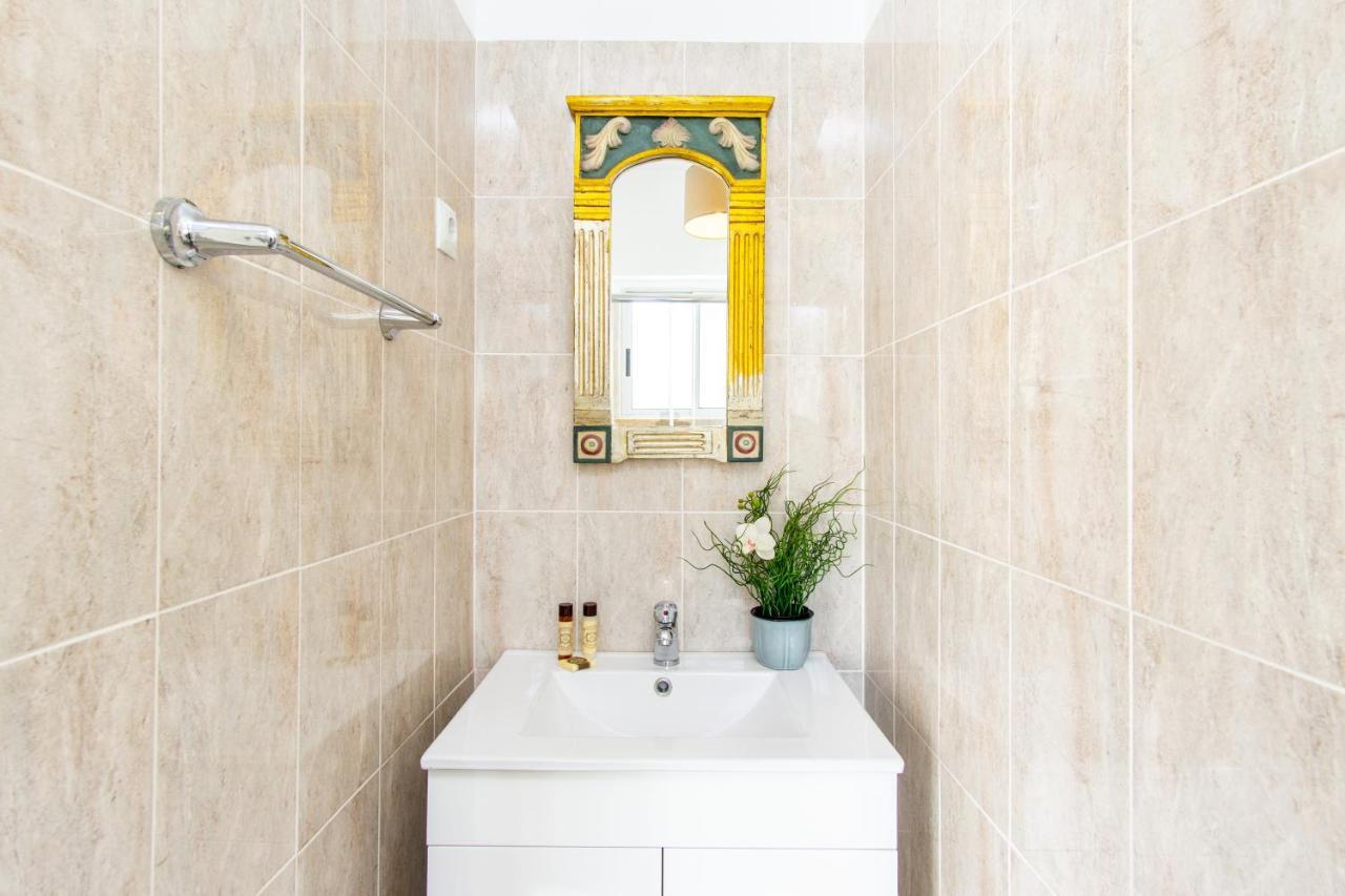 Gaze Out At The City In A Retro-Chic Getaway Lisbon Luaran gambar